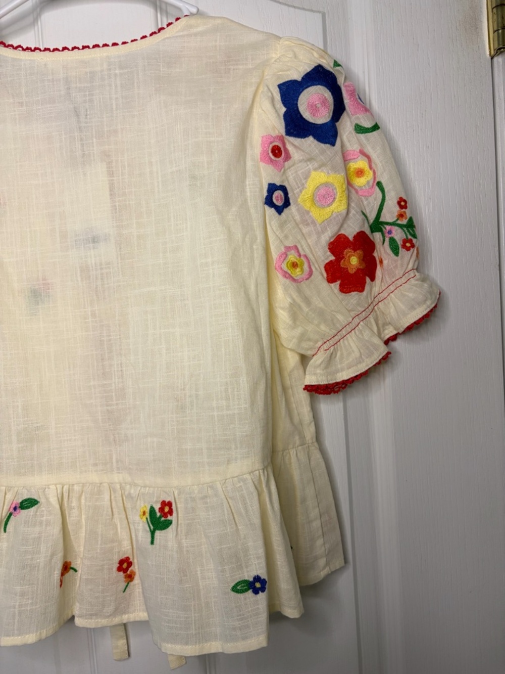 Women's AVARA Tie-Front Peplum Top with Colorful Flower Embroidery Size S NWT - Picture 3 of 13